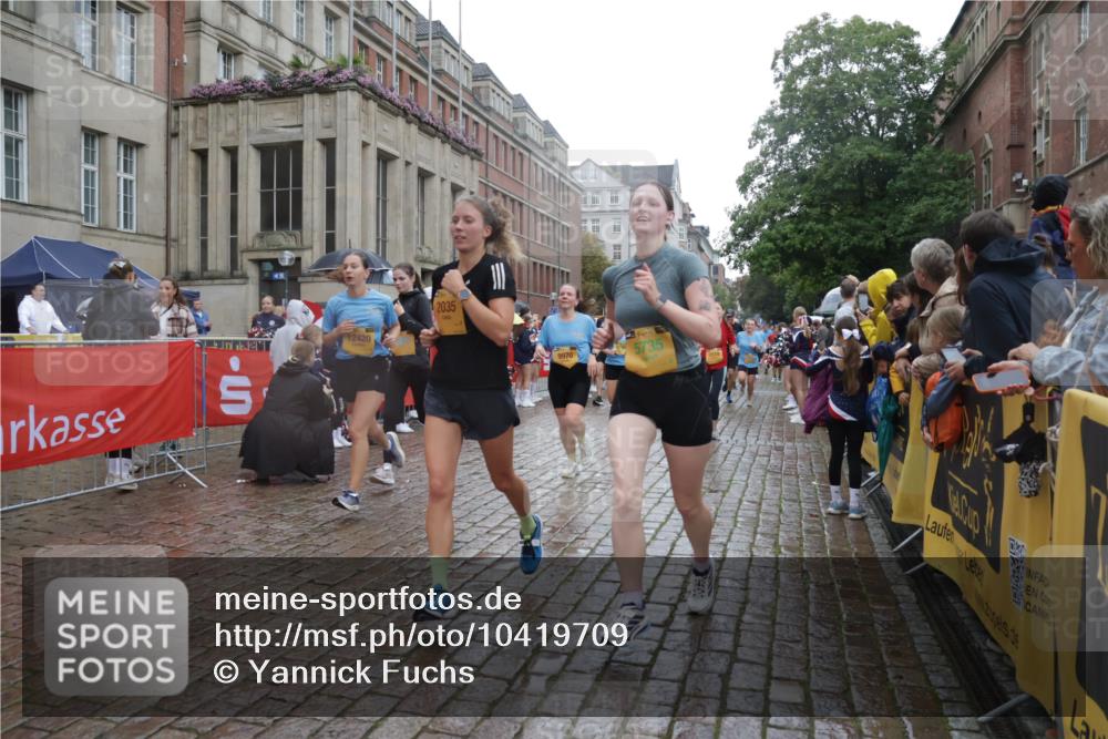 13.09.2026 - Kiel Lauf Yannick Fuchs http://msf.ph/oto/10419709 13.09.2026 10:52:03 Ziel 23, 171, 825, 1364, 1365, 1591, 1869, 2484, 2806, 3529, 3644, 4385, 4977, 5157, 5317, 5321, 5994, 6349, 6714, 7338, 7447, 7464, 7647, 8292, 8319, 8413, 9221, 9267, 10071, 10166, 10598, 10637, 10689, 10802, 10992, 11308, 11380, 11500, 101, 201, 310, 826, 1231, 1568, 1591, 1600, 1754, 1804, 1890, 2035, 2393, 2404, 2468, 2470, 2519, 2566, 2690, 2783, 3013, 3440, 3956, 4084, 4175, 4476, 4613, 4646, 4887, 4939, 5174, 5441, 5735, 6177, 6367, 6928, 8373 meine-sportfotos.de