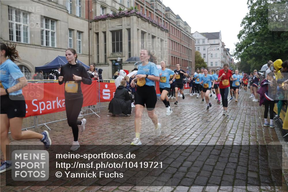 13.09.2026 - Kiel Lauf Yannick Fuchs http://msf.ph/oto/10419721 13.09.2026 10:52:04 Ziel 23, 171, 825, 1027, 1364, 1365, 1869, 2438, 2484, 2806, 3529, 3644, 4385, 4977, 5157, 5317, 5321, 5994, 6069, 6714, 7338, 7447, 7464, 7647, 8292, 8319, 9221, 9267, 10071, 10166, 10598, 10637, 10802, 10992, 11308, 11380, 11500, 11915, 101, 201, 310, 826, 1231, 1568, 1591, 1600, 1754, 1804, 1890, 2035, 2393, 2404, 2468, 2470, 2519, 2566, 2690, 2783, 3013, 3440, 3956, 4084, 4175, 4476, 4613, 4646, 4887, 4939, 5174, 5441, 5735, 6177, 6367, 6928, 8373 meine-sportfotos.de