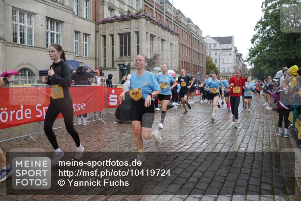 13.09.2026 - Kiel Lauf Yannick Fuchs http://msf.ph/oto/10419724 13.09.2026 10:52:04 Ziel 23, 171, 825, 1027, 1364, 1365, 1869, 2438, 2484, 2806, 3529, 3644, 4385, 4977, 5157, 5317, 5321, 5994, 6069, 6714, 7338, 7447, 7464, 7647, 8292, 8319, 9221, 9267, 10071, 10166, 10598, 10637, 10802, 10992, 11308, 11380, 11500, 11915, 101, 201, 310, 826, 1231, 1568, 1591, 1600, 1754, 1804, 1890, 2035, 2393, 2404, 2468, 2470, 2519, 2566, 2690, 2783, 3013, 3440, 3956, 4084, 4175, 4476, 4613, 4646, 4887, 4939, 5174, 5441, 5735, 6177, 6367, 6928, 8373 meine-sportfotos.de