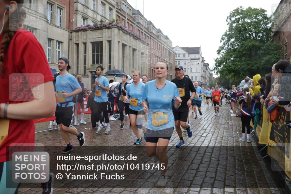 13.09.2026 - Kiel Lauf Yannick Fuchs http://msf.ph/oto/10419745 13.09.2026 10:52:07 Ziel 23, 171, 825, 1027, 1364, 1365, 1869, 2438, 2484, 2806, 2991, 3435, 3529, 3644, 4385, 4577, 4977, 5321, 5994, 6069, 6714, 7053, 7338, 7447, 7464, 7647, 8292, 8319, 9221, 9267, 10071, 10540, 10598, 10637, 10755, 10802, 10811, 10992, 11308, 11380, 11500, 11915, 23, 101, 201, 310, 826, 1231, 1568, 1591, 1600, 1754, 1890, 2393, 2404, 2468, 2470, 2519, 2566, 2690, 2783, 3013, 3440, 3956, 4084, 4175, 4476, 4613, 4646, 4887, 5174, 5441, 6177, 6367, 6928 meine-sportfotos.de