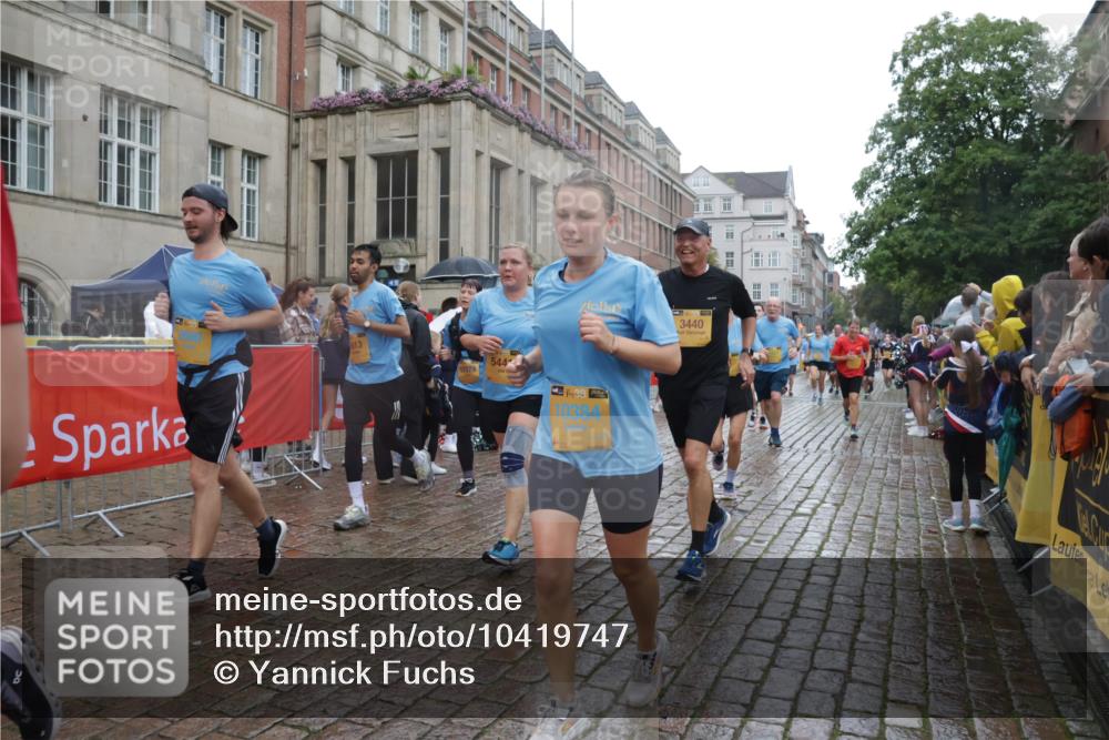 13.09.2026 - Kiel Lauf Yannick Fuchs http://msf.ph/oto/10419747 13.09.2026 10:52:07 Ziel 23, 171, 825, 1027, 1364, 1365, 1869, 2438, 2484, 2806, 2991, 3435, 3529, 3644, 4385, 4577, 4977, 5321, 5994, 6069, 6714, 7053, 7338, 7447, 7464, 7647, 8292, 8319, 9221, 9267, 10071, 10540, 10598, 10637, 10755, 10802, 10811, 10992, 11308, 11380, 11500, 11915, 23, 101, 201, 310, 826, 1231, 1568, 1591, 1600, 1754, 1890, 2393, 2404, 2468, 2470, 2519, 2566, 2690, 2783, 3013, 3440, 3956, 4084, 4175, 4476, 4613, 4646, 4887, 5174, 5441, 6177, 6367, 6928 meine-sportfotos.de