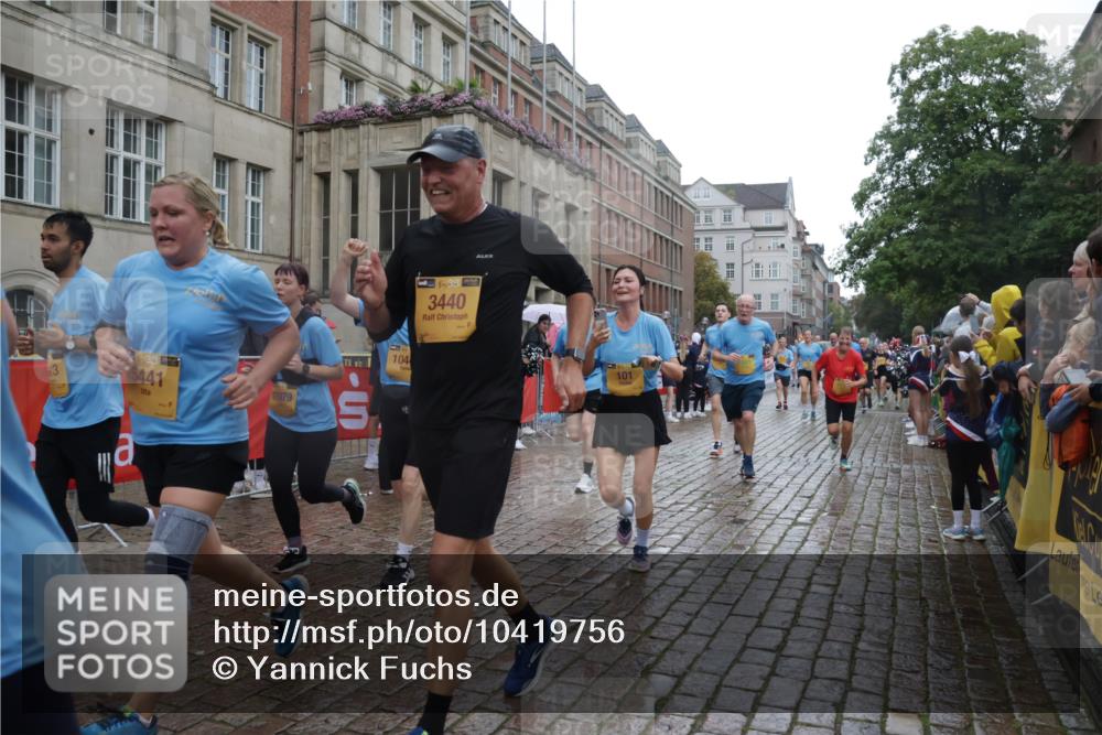 13.09.2026 - Kiel Lauf Yannick Fuchs http://msf.ph/oto/10419756 13.09.2026 10:52:08 Ziel 171, 825, 1027, 1364, 1365, 1811, 1869, 2438, 2484, 2806, 2991, 3280, 3435, 3529, 3644, 4008, 4385, 4577, 4957, 4977, 5321, 5359, 5994, 6069, 7053, 7447, 7464, 7647, 8051, 8292, 9221, 9267, 9624, 10071, 10540, 10598, 10637, 10755, 10802, 10811, 10992, 11308, 11380, 11915, 23, 101, 201, 310, 825, 826, 1231, 1568, 1591, 1600, 1754, 1890, 2393, 2404, 2468, 2470, 2566, 2690, 2783, 3013, 3440, 3956, 4084, 4175, 4476, 4613, 4887, 5174, 5441, 6177, 6367 meine-sportfotos.de