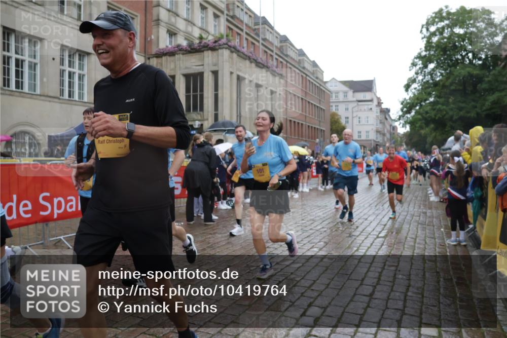 13.09.2026 - Kiel Lauf Yannick Fuchs http://msf.ph/oto/10419764 13.09.2026 10:52:08 Ziel 171, 825, 1027, 1364, 1365, 1811, 1869, 2438, 2484, 2806, 2991, 3280, 3435, 3529, 3644, 4008, 4385, 4577, 4957, 4977, 5321, 5359, 5994, 6069, 7053, 7447, 7464, 7647, 8051, 8292, 9221, 9267, 9624, 10071, 10540, 10598, 10637, 10755, 10802, 10811, 10992, 11308, 11380, 11915, 23, 101, 201, 310, 825, 826, 1231, 1568, 1591, 1600, 1754, 1890, 2393, 2404, 2468, 2470, 2566, 2690, 2783, 3013, 3440, 3956, 4084, 4175, 4476, 4613, 4887, 5174, 5441, 6177, 6367 meine-sportfotos.de