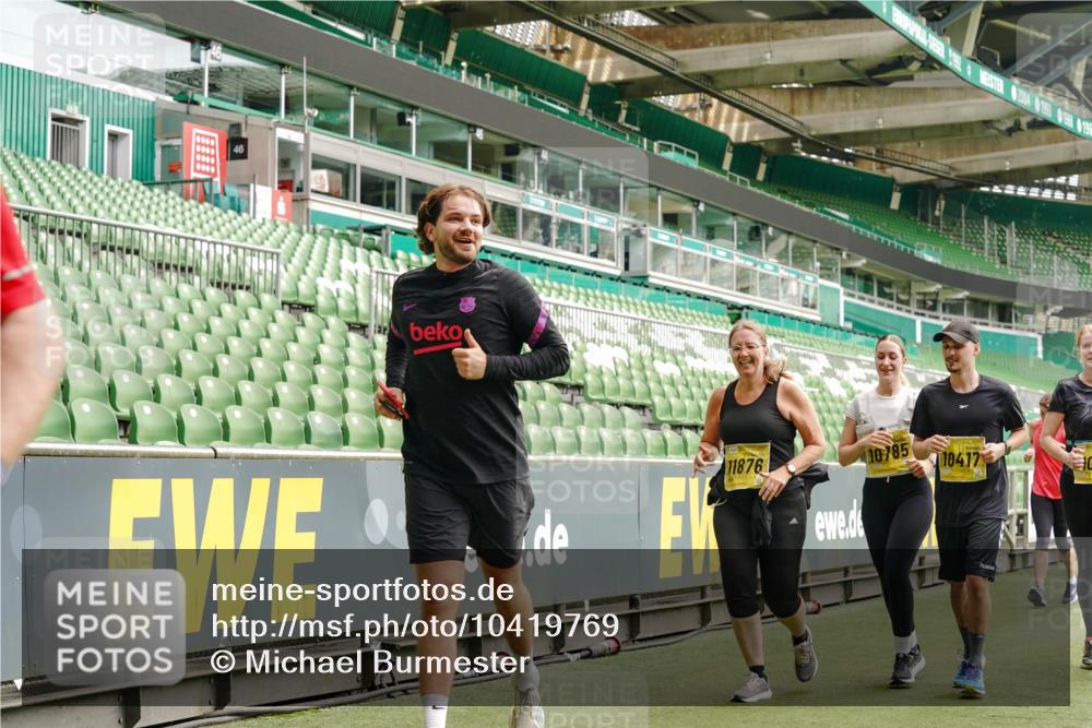 13.09.2026 - 21. swb-Marathon Bremen Michael Burmester http://msf.ph/oto/10419769 13.09.2026 10:43:48 Laufen im Stadion 10002, 10004, 10005, 10176, 10191, 10192, 10271, 10295, 10303, 10325, 10330, 10335, 10361, 10362, 10402, 10459, 10474, 10491, 10513, 10557, 10572, 10605, 10606, 10629, 10665, 10752, 10756, 10773, 10779, 10784, 10805, 10880, 10882, 10899, 10900, 10997, 10999, 11026, 11027, 11041, 11078, 11140, 11173, 11217, 11233, 11264, 11274, 11307, 11333, 11337, 11355, 11385, 11408, 11448, 11456, 11461, 11482, 11629, 11943, 12311, 12334 meine-sportfotos.de