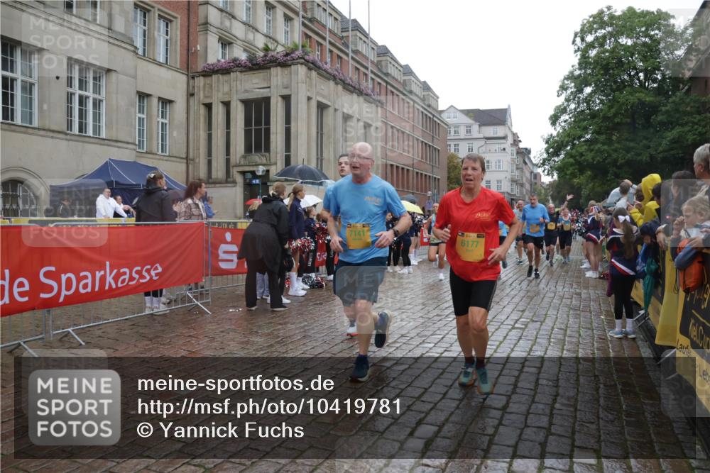 13.09.2026 - Kiel Lauf Yannick Fuchs http://msf.ph/oto/10419781 13.09.2026 10:52:10 Ziel 171, 1027, 1364, 1365, 1811, 1869, 2438, 2484, 2806, 2991, 3280, 3435, 3529, 3881, 4008, 4385, 4577, 4957, 4977, 5321, 5359, 5994, 6069, 6110, 6872, 7053, 7447, 7464, 7647, 8051, 8292, 8898, 9221, 9267, 9624, 9894, 10071, 10540, 10598, 10755, 10802, 10811, 10992, 11308, 11380, 11915, 12536, 23, 101, 171, 201, 310, 825, 826, 1231, 1568, 1591, 1600, 1754, 1890, 2393, 2404, 2468, 2470, 2566, 2783, 3013, 3644, 3956, 4084, 4175, 4385, 4476, 4887, 5174, 6177, 6367 meine-sportfotos.de