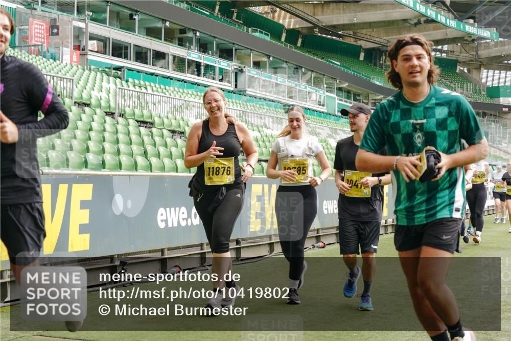 13.09.2026 - 21. swb-Marathon Bremen Michael Burmester http://msf.ph/oto/10419802 13.09.2026 10:43:49 Laufen im Stadion 10002, 10004, 10005, 10176, 10191, 10192, 10271, 10295, 10303, 10325, 10330, 10335, 10361, 10362, 10402, 10459, 10474, 10491, 10513, 10557, 10572, 10605, 10606, 10629, 10665, 10752, 10756, 10773, 10779, 10784, 10805, 10880, 10882, 10899, 10900, 10997, 10999, 11026, 11041, 11078, 11140, 11173, 11217, 11233, 11264, 11274, 11307, 11333, 11337, 11355, 11385, 11408, 11448, 11456, 11461, 11482, 11629, 11943, 12311, 12334 meine-sportfotos.de