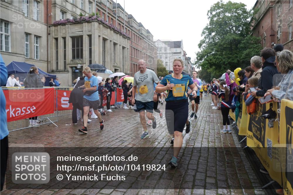 13.09.2026 - Kiel Lauf Yannick Fuchs http://msf.ph/oto/10419824 13.09.2026 10:52:14 Ziel 777, 1027, 1811, 1869, 2438, 2544, 2991, 3280, 3435, 3529, 3630, 3881, 4008, 4577, 4957, 4977, 5126, 5321, 5359, 6069, 6110, 6113, 6872, 7053, 7447, 7464, 7647, 8051, 8326, 8898, 9221, 9624, 9894, 10035, 10126, 10540, 10715, 10755, 10802, 10811, 10992, 11308, 11915, 12536, 23, 171, 201, 310, 825, 826, 1231, 1364, 1365, 1568, 1591, 1600, 1754, 2404, 2468, 2470, 2484, 2566, 2783, 2806, 3013, 3644, 3956, 4084, 4175, 4385, 4476, 4887, 5174, 6367, 201, 310, 1754, 8625 meine-sportfotos.de