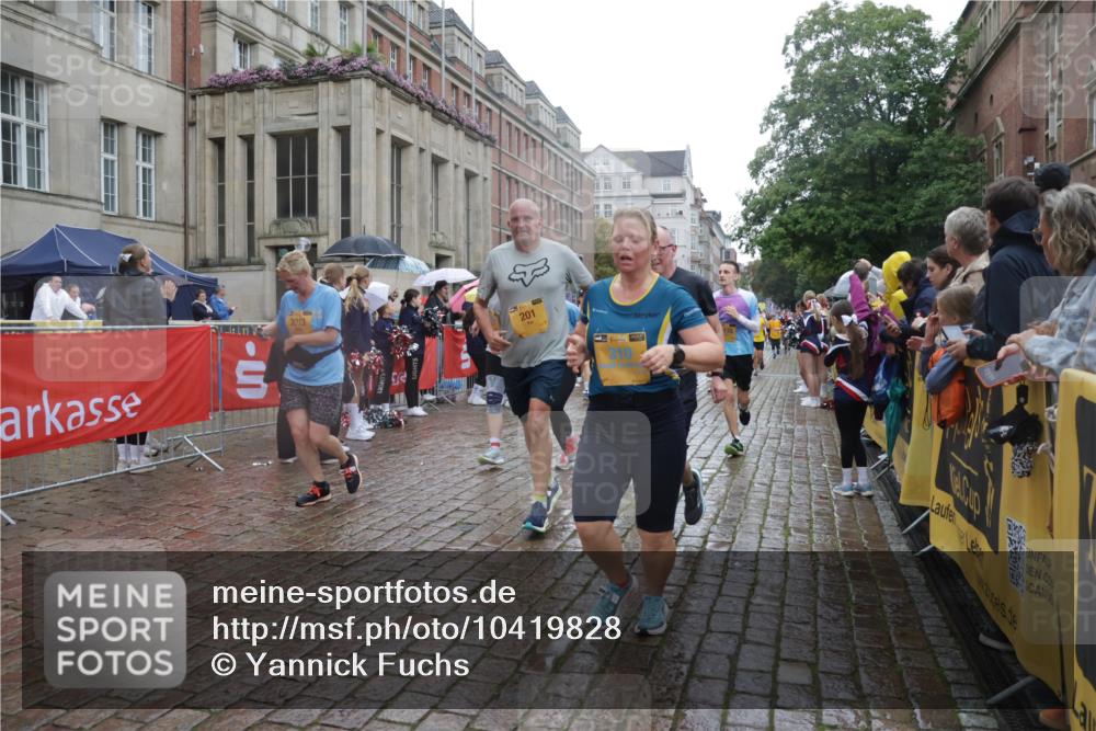 13.09.2026 - Kiel Lauf Yannick Fuchs http://msf.ph/oto/10419828 13.09.2026 10:52:14 Ziel 777, 1027, 1811, 1869, 2438, 2544, 2991, 3280, 3435, 3529, 3630, 3881, 4008, 4577, 4957, 4977, 5126, 5321, 5359, 6069, 6110, 6113, 6872, 7053, 7447, 7464, 7647, 8051, 8326, 8898, 9221, 9624, 9894, 10035, 10126, 10540, 10715, 10755, 10802, 10811, 10992, 11308, 11915, 12536, 23, 171, 201, 310, 825, 826, 1231, 1364, 1365, 1568, 1591, 1600, 1754, 2404, 2468, 2470, 2484, 2566, 2783, 2806, 3013, 3644, 3956, 4084, 4175, 4385, 4476, 4887, 5174, 6367, 201, 310, 1754, 8625 meine-sportfotos.de