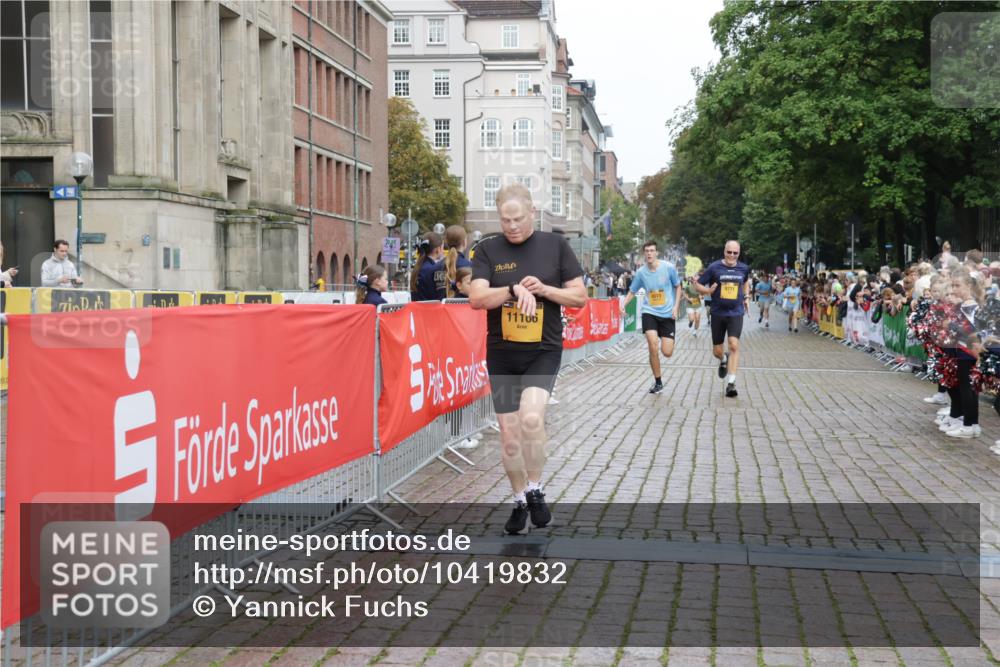 13.09.2026 - Kiel Lauf Yannick Fuchs http://msf.ph/oto/10419832 13.09.2026 09:41:31 Ziel 4068, 4315, 9110, 9771, 11106, 11645, 12166, 1593, 1671, 1787, 1966, 3883, 4137, 8389, 9608, 10202, 10299, 10974, 11983, 402, 3143, 3175, 4533, 4704, 5107, 6649, 6687, 6739, 7238, 8588, 9224, 11907, 1630, 1787, 5039, 6299, 8493, 8636, 9578, 9726 meine-sportfotos.de