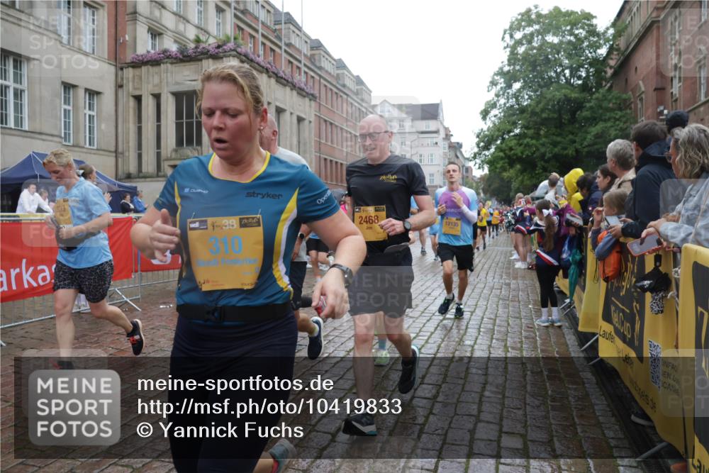 13.09.2026 - Kiel Lauf Yannick Fuchs http://msf.ph/oto/10419833 13.09.2026 10:52:15 Ziel 777, 1027, 1811, 1869, 2438, 2544, 2991, 3280, 3435, 3529, 3630, 3881, 4008, 4577, 4957, 4977, 5126, 5321, 5359, 6069, 6110, 6113, 6872, 7053, 7447, 7464, 7647, 8051, 8326, 8898, 9221, 9624, 9894, 10035, 10126, 10540, 10715, 10755, 10802, 10811, 10992, 11915, 12536, 23, 171, 201, 310, 825, 826, 1231, 1364, 1365, 1568, 1591, 1600, 2404, 2468, 2470, 2484, 2566, 2783, 2806, 3013, 3529, 3644, 3956, 4084, 4175, 4385, 4476, 4887, 5174, 6367, 201, 310, 1754, 8625 meine-sportfotos.de