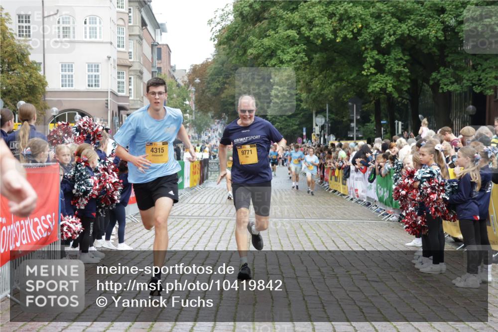 13.09.2026 - Kiel Lauf Yannick Fuchs http://msf.ph/oto/10419842 13.09.2026 09:41:33 Ziel 4068, 4315, 9110, 9771, 11106, 12166, 1593, 1671, 1966, 3883, 4137, 8389, 9608, 10202, 10299, 10974, 11645, 11983, 402, 3143, 3175, 4533, 4704, 5107, 6649, 6687, 6739, 7238, 8588, 9224, 11907, 12175, 1630, 1787, 5039, 6299, 8389, 8493, 8636, 9726, 10202 meine-sportfotos.de