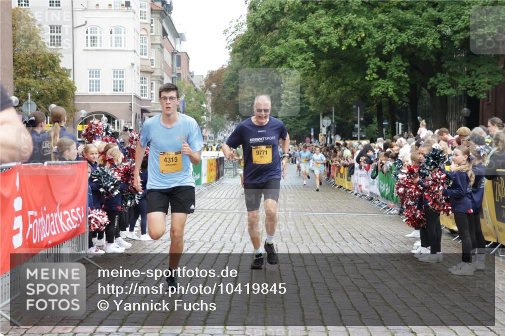13.09.2026 - Kiel Lauf Yannick Fuchs http://msf.ph/oto/10419845 13.09.2026 09:41:33 Ziel 4068, 4315, 9110, 9771, 11106, 12166, 1593, 1671, 1966, 3883, 4137, 8389, 9608, 10202, 10299, 10974, 11645, 11983, 402, 3143, 3175, 4533, 4704, 5107, 6649, 6687, 6739, 7238, 8588, 9224, 11907, 12175, 1630, 1787, 5039, 6299, 8389, 8493, 8636, 9726, 10202 meine-sportfotos.de