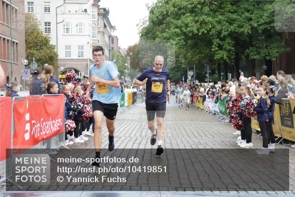 13.09.2026 - Kiel Lauf Yannick Fuchs http://msf.ph/oto/10419851 13.09.2026 09:41:33 Ziel 4068, 4315, 9110, 9771, 11106, 12166, 1593, 1671, 1966, 3883, 4137, 8389, 9608, 10202, 10299, 10974, 11645, 11983, 402, 3143, 3175, 4533, 4704, 5107, 6649, 6687, 6739, 7238, 8588, 9224, 11907, 12175, 1630, 1787, 5039, 6299, 8389, 8493, 8636, 9726, 10202 meine-sportfotos.de