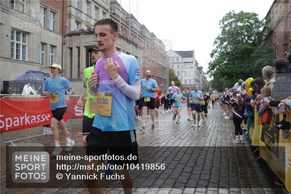 13.09.2026 - Kiel Lauf Yannick Fuchs http://msf.ph/oto/10419856 13.09.2026 10:52:16 Ziel 777, 1027, 1526, 1527, 1811, 1869, 2438, 2544, 2991, 3280, 3435, 3630, 3881, 4008, 4577, 4957, 4977, 5126, 5321, 5359, 6069, 6110, 6113, 6493, 6872, 7053, 7447, 7647, 8051, 8326, 8855, 8898, 9221, 9624, 9894, 10035, 10126, 10540, 10715, 10755, 10802, 10811, 10887, 11915, 12431, 12536, 23, 171, 201, 825, 826, 1231, 1364, 1365, 1568, 1591, 1600, 2404, 2468, 2470, 2484, 2566, 2783, 2806, 3013, 3529, 3644, 3956, 4084, 4175, 4385, 4476, 4887, 5174, 6367, 201, 310, 1754, 8625 meine-sportfotos.de