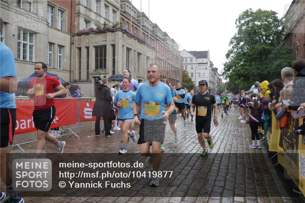 13.09.2026 - Kiel Lauf Yannick Fuchs http://msf.ph/oto/10419877 13.09.2026 10:52:18 Ziel 777, 1027, 1526, 1527, 1658, 1802, 1811, 2438, 2544, 2991, 3280, 3343, 3435, 3630, 3881, 4008, 4577, 4957, 5126, 5321, 5359, 5442, 6069, 6110, 6113, 6493, 6872, 7053, 7647, 8051, 8326, 8855, 8898, 8908, 9624, 9894, 10035, 10126, 10320, 10540, 10715, 10755, 10811, 10887, 11875, 11915, 12289, 12431, 12536, 23, 171, 825, 826, 1231, 1364, 1365, 1568, 1591, 1600, 1869, 2404, 2470, 2484, 2566, 2783, 2806, 3529, 3644, 3956, 4175, 4385, 4476, 4887, 6367, 201, 310, 1754, 8625 meine-sportfotos.de