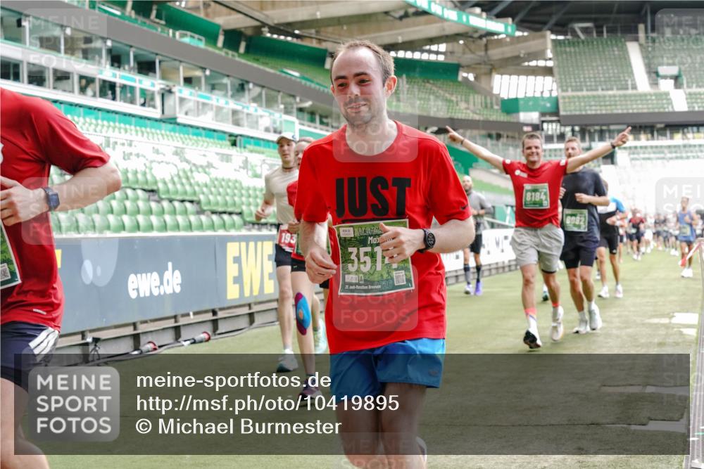 13.09.2026 - 21. swb-Marathon Bremen Michael Burmester http://msf.ph/oto/10419895 13.09.2026 12:58:30 Laufen im Stadion 141, 148, 191, 226, 334, 511, 672, 776, 789, 790, 909, 972, 1010, 1119, 1191, 1199, 1254, 1281, 1516, 1535, 1642, 1647, 1752, 1809, 1881, 1900, 1931, 1933, 2046, 2051, 2075, 2210, 2324, 2343, 2367, 2371, 2397, 2402, 2423, 2425, 2577, 2771, 2807, 2827, 2885, 2903, 2904, 2979, 3021, 3051, 3098, 3120, 3138, 3148, 3182, 3186, 3233, 3319, 3338, 3435, 3516, 3534, 3560, 3655, 3685, 3690, 3695, 3760, 3866, 3933, 3934, 3939, 4101, 4316, 4319, 205 meine-sportfotos.de