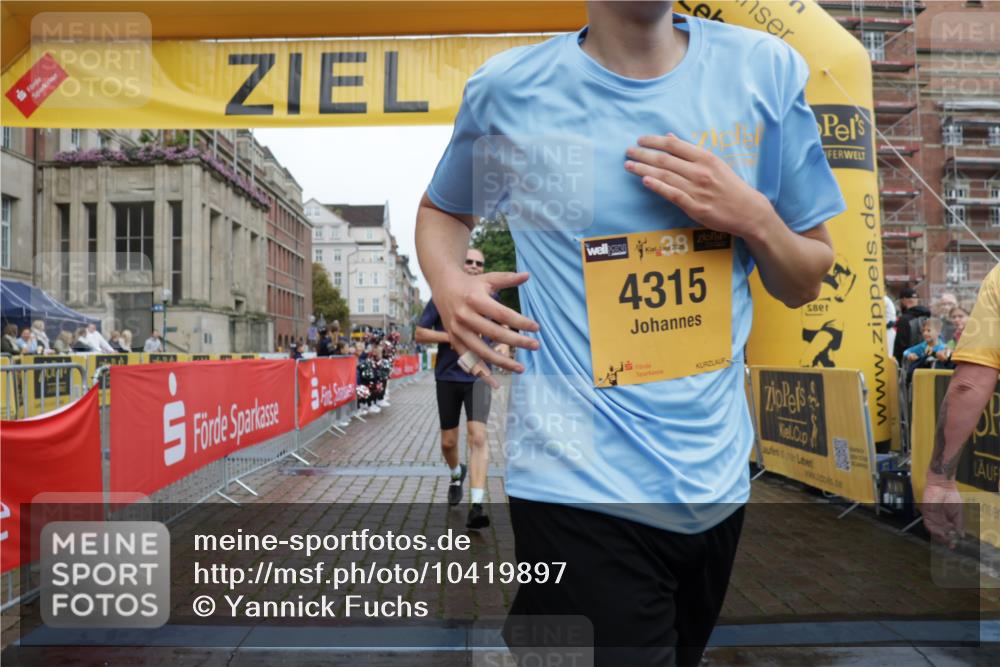 13.09.2026 - Kiel Lauf Yannick Fuchs http://msf.ph/oto/10419897 13.09.2026 09:41:35 Ziel 4068, 4315, 4704, 6649, 9771, 11106, 1593, 1671, 1966, 3883, 4068, 4137, 8389, 9110, 9608, 10202, 10299, 10974, 11645, 11983, 12166, 402, 3143, 3175, 4533, 5107, 6687, 6739, 7238, 8588, 8829, 9050, 9224, 11907, 12175, 1787, 3883, 5039, 8389, 8493, 9726, 10202 meine-sportfotos.de