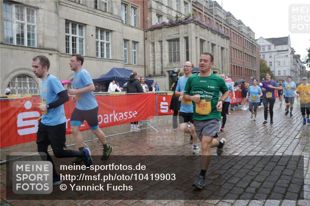 13.09.2026 - Kiel Lauf Yannick Fuchs http://msf.ph/oto/10419903 13.09.2026 10:52:22 Ziel 475, 777, 1471, 1472, 1526, 1527, 1658, 1802, 1811, 2544, 3280, 3343, 3582, 3630, 3881, 4008, 4957, 5126, 5359, 5442, 6110, 6113, 6493, 6872, 7621, 8051, 8326, 8855, 8898, 8908, 9024, 9025, 9624, 9711, 9894, 10035, 10126, 10320, 10540, 10715, 10811, 10887, 11082, 11535, 11658, 11661, 11875, 12289, 12431, 12536, 23, 171, 825, 826, 1027, 1364, 1365, 1591, 1600, 1869, 2404, 2438, 2484, 2806, 2991, 3435, 3529, 3644, 3956, 4175, 4385, 4476, 4887, 201, 310 meine-sportfotos.de
