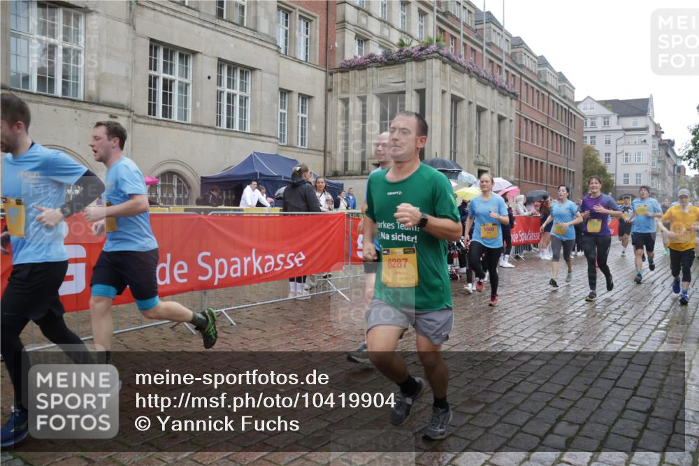13.09.2026 - Kiel Lauf Yannick Fuchs http://msf.ph/oto/10419904 13.09.2026 10:52:22 Ziel 475, 777, 1471, 1472, 1526, 1527, 1658, 1802, 1811, 2544, 3280, 3343, 3582, 3630, 3881, 4008, 4957, 5126, 5359, 5442, 6110, 6113, 6493, 6872, 7621, 8051, 8326, 8855, 8898, 8908, 9024, 9025, 9624, 9711, 9894, 10035, 10126, 10320, 10540, 10715, 10811, 10887, 11082, 11535, 11658, 11661, 11875, 12289, 12431, 12536, 23, 171, 825, 826, 1027, 1364, 1365, 1591, 1600, 1869, 2404, 2438, 2484, 2806, 2991, 3435, 3529, 3644, 3956, 4175, 4385, 4476, 4887, 201, 310 meine-sportfotos.de