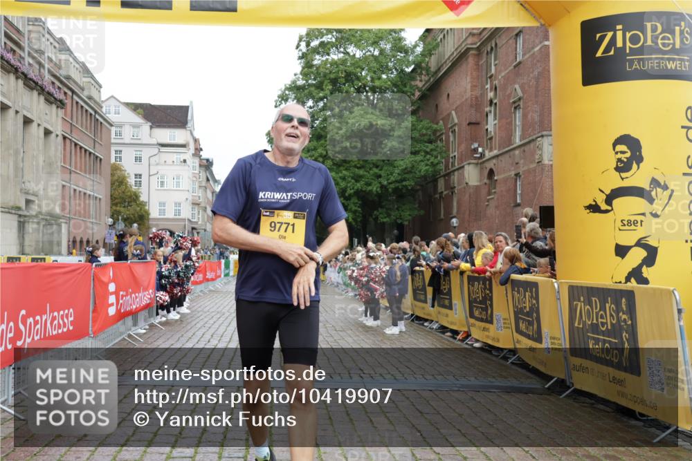 13.09.2026 - Kiel Lauf Yannick Fuchs http://msf.ph/oto/10419907 13.09.2026 09:41:36 Ziel 4315, 4704, 6649, 8588, 9771, 11106, 1593, 1671, 1966, 3883, 4068, 4137, 9110, 9608, 10299, 10974, 11645, 11983, 12166, 402, 3143, 3175, 4533, 5107, 6687, 6739, 7238, 8829, 9050, 9224, 11907, 12175, 1787, 3883, 5039, 8389, 8493, 9726, 10202 meine-sportfotos.de