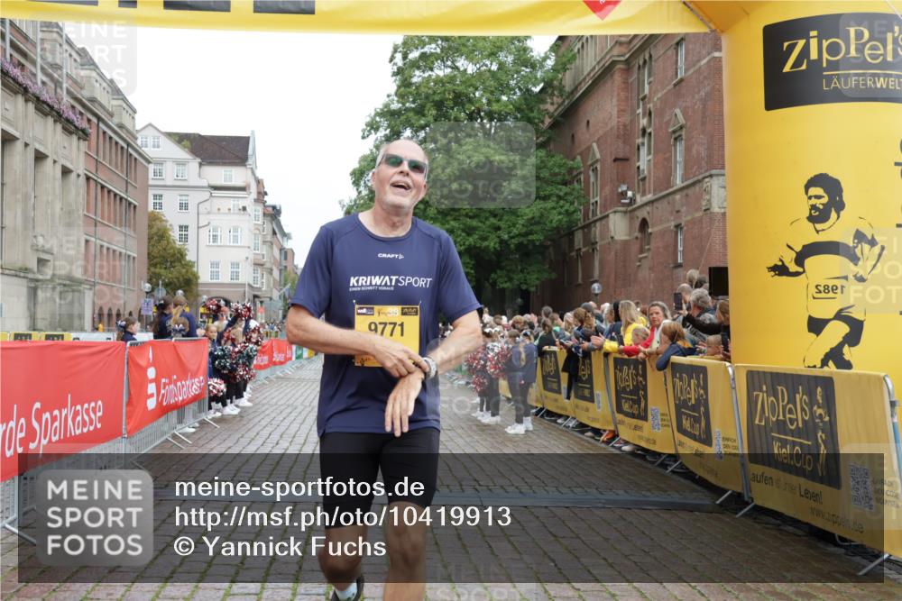 13.09.2026 - Kiel Lauf Yannick Fuchs http://msf.ph/oto/10419913 13.09.2026 09:41:36 Ziel 4315, 4704, 6649, 8588, 9771, 11106, 1593, 1671, 1966, 3883, 4068, 4137, 9110, 9608, 10299, 10974, 11645, 11983, 12166, 402, 3143, 3175, 4533, 5107, 6687, 6739, 7238, 8829, 9050, 9224, 11907, 12175, 1787, 3883, 5039, 8389, 8493, 9726, 10202 meine-sportfotos.de