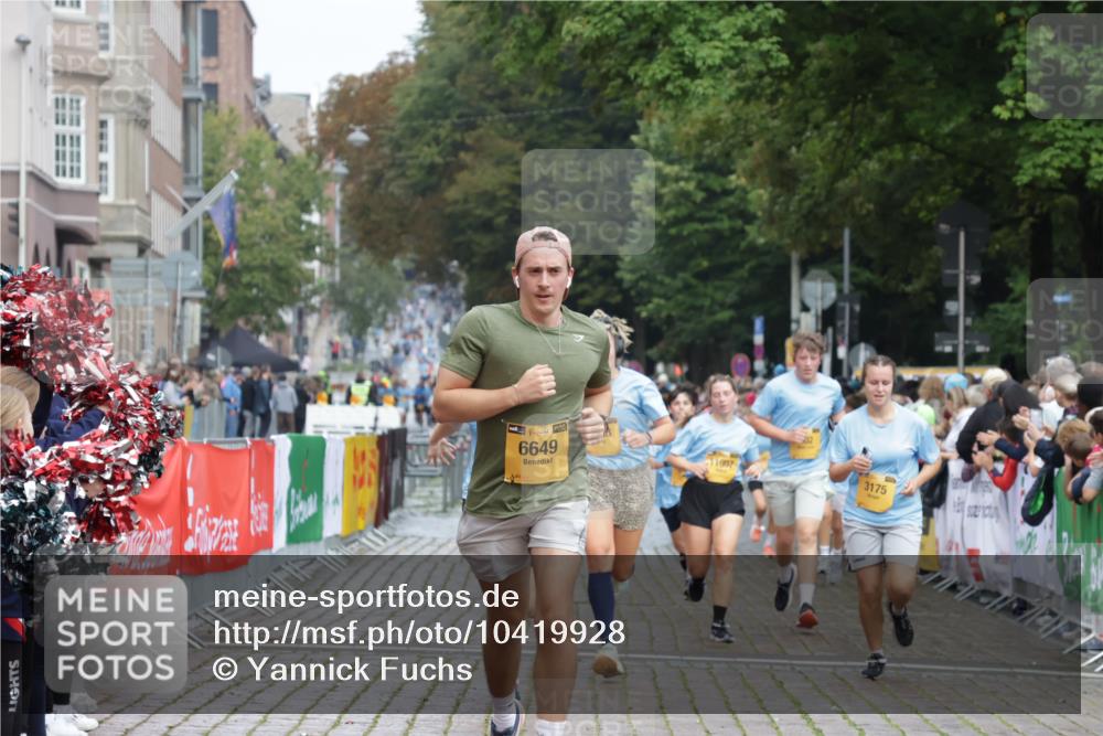 13.09.2026 - Kiel Lauf Yannick Fuchs http://msf.ph/oto/10419928 13.09.2026 09:41:40 Ziel 402, 3175, 4315, 4704, 6649, 6687, 8588, 9224, 9771, 11106, 11907, 1593, 1671, 1966, 4068, 4137, 9110, 9608, 10299, 10974, 11106, 11645, 11983, 12166, 699, 772, 3143, 3801, 4533, 5107, 6739, 7238, 8829, 9050, 12175, 1593, 3883, 4137, 8389, 10202 meine-sportfotos.de