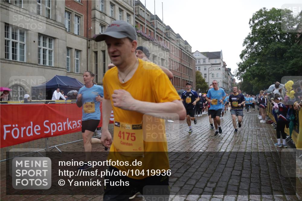 13.09.2026 - Kiel Lauf Yannick Fuchs http://msf.ph/oto/10419936 13.09.2026 10:52:25 Ziel 90, 475, 626, 777, 1471, 1472, 1473, 1526, 1527, 1531, 1658, 1802, 2293, 2442, 2544, 3343, 3582, 3630, 5126, 5433, 5442, 6110, 6113, 6388, 6493, 7088, 7603, 7621, 8316, 8326, 8734, 8855, 8908, 9024, 9025, 9711, 10035, 10126, 10320, 10715, 10786, 10887, 11082, 11535, 11622, 11658, 11661, 11875, 12289, 12431, 23, 171, 825, 1027, 1364, 1365, 1591, 1811, 1869, 2404, 2438, 2484, 2806, 2991, 3280, 3435, 3529, 3644, 3881, 3956, 4008, 4175, 4385, 4476 meine-sportfotos.de