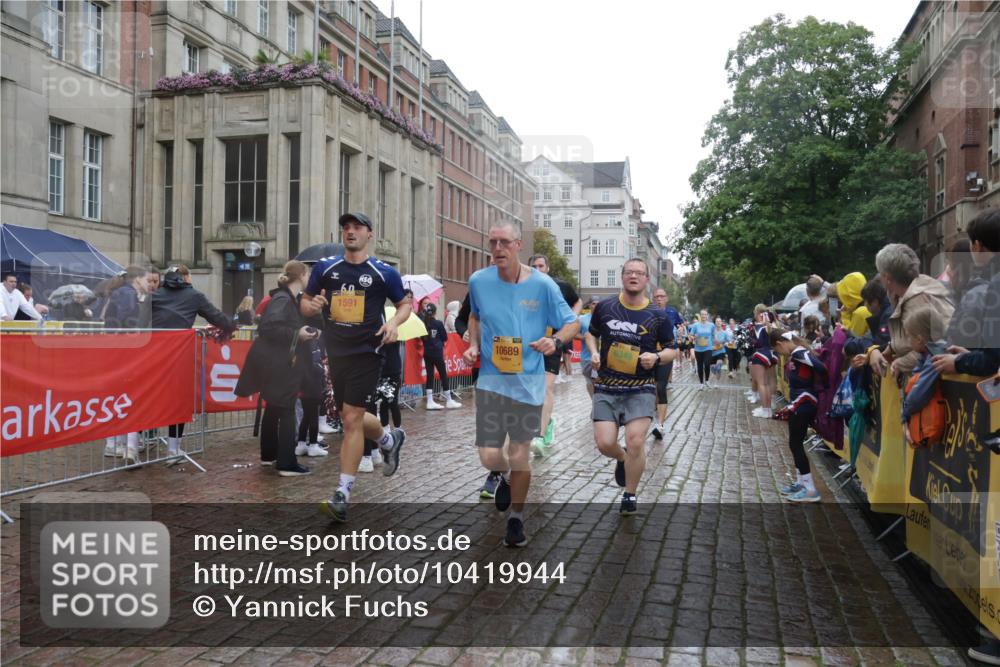 13.09.2026 - Kiel Lauf Yannick Fuchs http://msf.ph/oto/10419944 13.09.2026 10:52:26 Ziel 90, 475, 626, 777, 1471, 1472, 1473, 1526, 1527, 1531, 1658, 1802, 2293, 2442, 2544, 3343, 3582, 3630, 3925, 5126, 5433, 5442, 6113, 6388, 6405, 6493, 7088, 7196, 7603, 7621, 8316, 8326, 8734, 8855, 8908, 9024, 9025, 9711, 10035, 10126, 10320, 10715, 10786, 10887, 11082, 11535, 11622, 11658, 11661, 11875, 12289, 12431, 23, 171, 777, 825, 1027, 1364, 1365, 1591, 1811, 1869, 2404, 2438, 2484, 2806, 2991, 3280, 3435, 3529, 3644, 3881, 4008, 4385, 4476 meine-sportfotos.de