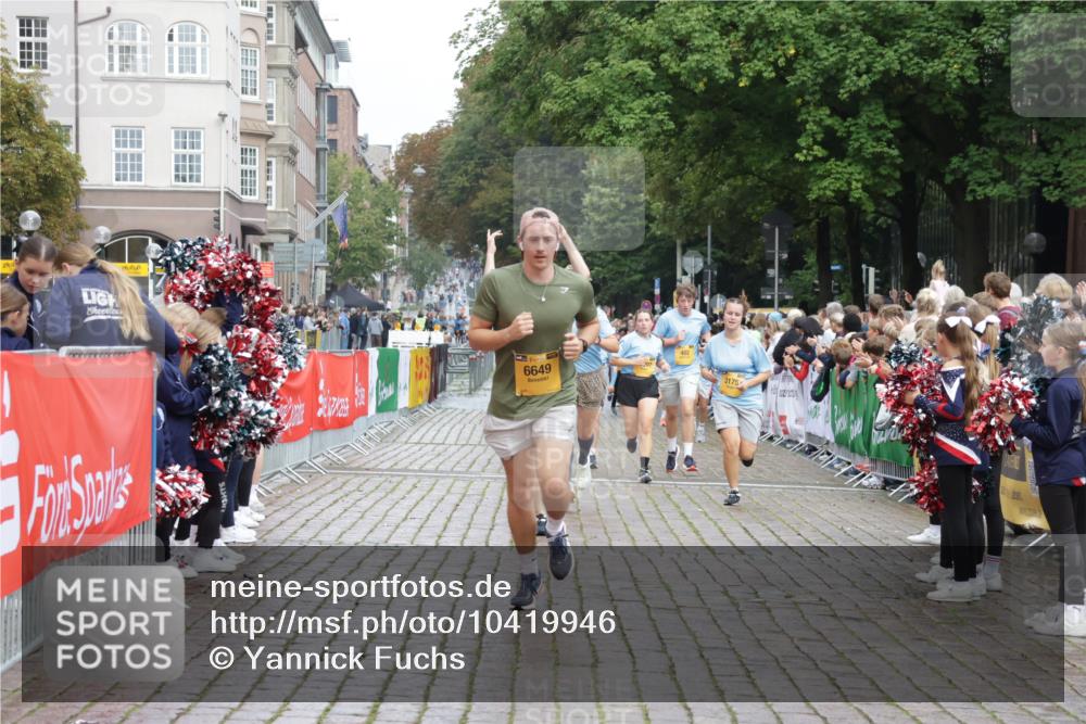 13.09.2026 - Kiel Lauf Yannick Fuchs http://msf.ph/oto/10419946 13.09.2026 09:41:40 Ziel 402, 3175, 4315, 4704, 6649, 6687, 8588, 9224, 9771, 11106, 11907, 1593, 1671, 1966, 4068, 4137, 9110, 9608, 10299, 10974, 11106, 11645, 11983, 12166, 699, 772, 3143, 3801, 4533, 5107, 6739, 7238, 8829, 9050, 12175, 1593, 3883, 4137, 8389, 10202 meine-sportfotos.de