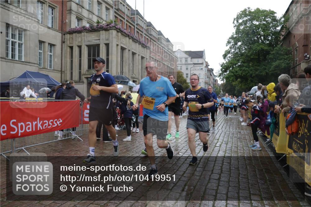 13.09.2026 - Kiel Lauf Yannick Fuchs http://msf.ph/oto/10419951 13.09.2026 10:52:26 Ziel 90, 475, 626, 777, 1471, 1472, 1473, 1526, 1527, 1531, 1658, 1802, 2293, 2442, 2544, 3343, 3582, 3630, 3925, 5126, 5433, 5442, 6113, 6388, 6405, 6493, 7088, 7196, 7603, 7621, 8316, 8326, 8734, 8855, 8908, 9024, 9025, 9711, 10035, 10126, 10320, 10715, 10786, 10887, 11082, 11535, 11622, 11658, 11661, 11875, 12289, 12431, 23, 171, 777, 825, 1027, 1364, 1365, 1591, 1811, 1869, 2404, 2438, 2484, 2806, 2991, 3280, 3435, 3529, 3644, 3881, 4008, 4385, 4476 meine-sportfotos.de