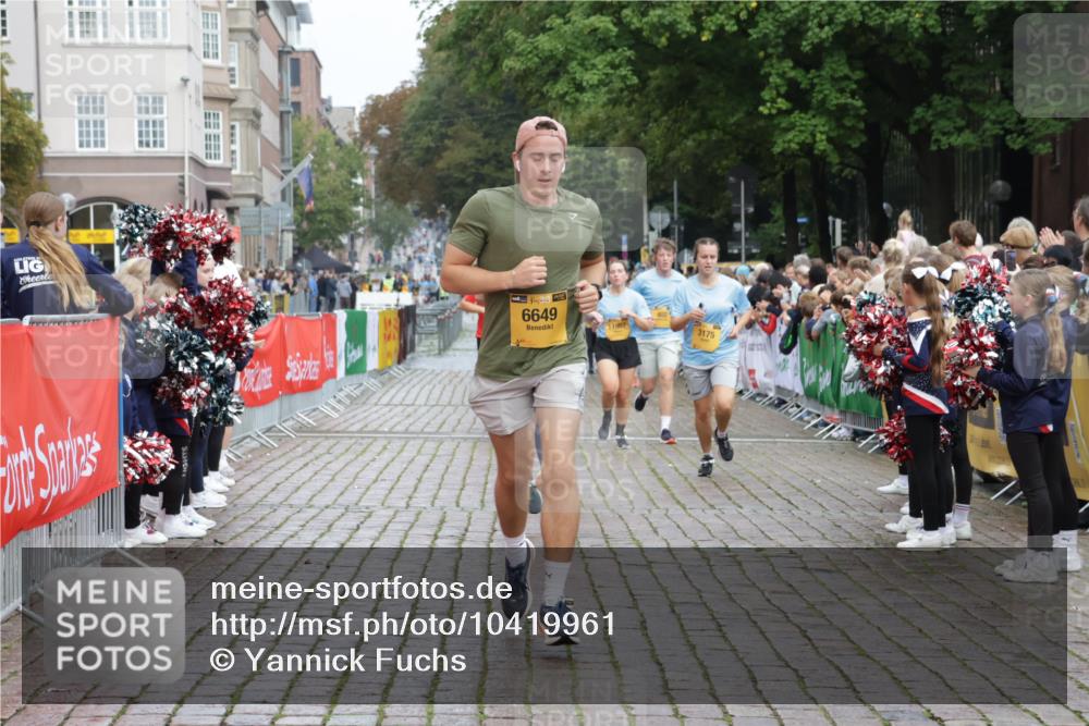 13.09.2026 - Kiel Lauf Yannick Fuchs http://msf.ph/oto/10419961 13.09.2026 09:41:41 Ziel 402, 3175, 4315, 4704, 6649, 6687, 8588, 9224, 9771, 11907, 1593, 1671, 1966, 4068, 4137, 9110, 9608, 10299, 10974, 11106, 11645, 11983, 12166, 699, 772, 3143, 3801, 4533, 5107, 6739, 7238, 8829, 9050, 12175, 1593, 3883, 4137, 8389, 10202 meine-sportfotos.de