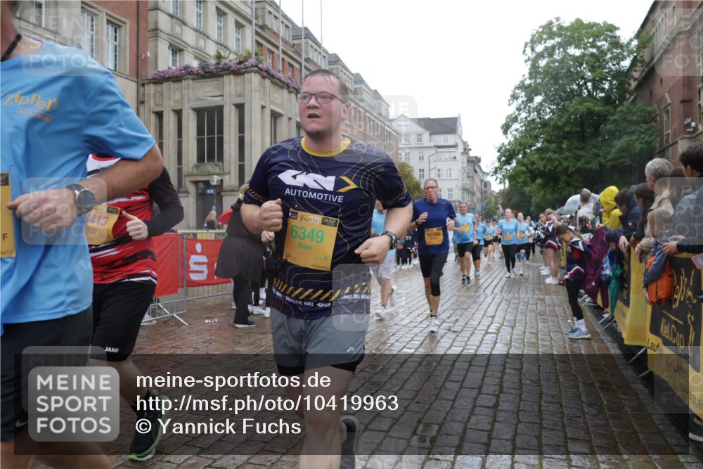 13.09.2026 - Kiel Lauf Yannick Fuchs http://msf.ph/oto/10419963 13.09.2026 10:52:27 Ziel 90, 475, 626, 1471, 1472, 1473, 1526, 1527, 1531, 1658, 1802, 2293, 2442, 2544, 3343, 3582, 3630, 3925, 5126, 5433, 5442, 5723, 6388, 6405, 6493, 7088, 7196, 7603, 7621, 8205, 8316, 8734, 8855, 8908, 9024, 9025, 9711, 10035, 10126, 10320, 10715, 10786, 10887, 11082, 11535, 11555, 11622, 11658, 11661, 11875, 11913, 12289, 12431, 23, 171, 777, 825, 1027, 1364, 1365, 1591, 1811, 1869, 2438, 2484, 2806, 2991, 3280, 3435, 3529, 3644, 3881, 4008, 4385 meine-sportfotos.de