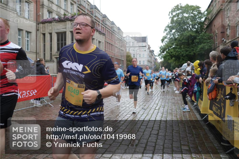 13.09.2026 - Kiel Lauf Yannick Fuchs http://msf.ph/oto/10419968 13.09.2026 10:52:28 Ziel 90, 475, 626, 1471, 1472, 1473, 1526, 1527, 1531, 1658, 1802, 2293, 2442, 2544, 3343, 3582, 3630, 3925, 5126, 5433, 5442, 5723, 6388, 6405, 6493, 7088, 7196, 7603, 7621, 8205, 8316, 8734, 8855, 8908, 9024, 9025, 9711, 10035, 10126, 10320, 10715, 10786, 10887, 11082, 11535, 11555, 11622, 11658, 11661, 11875, 11913, 12289, 12431, 23, 171, 777, 825, 1027, 1364, 1365, 1591, 1811, 1869, 2438, 2484, 2544, 2806, 2991, 3280, 3435, 3529, 3644, 3881, 4008, 4385 meine-sportfotos.de
