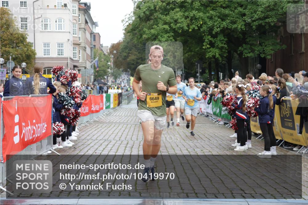 13.09.2026 - Kiel Lauf Yannick Fuchs http://msf.ph/oto/10419970 13.09.2026 09:41:41 Ziel 402, 3175, 4315, 4704, 6649, 6687, 8588, 9224, 9771, 11907, 1593, 1671, 1966, 4068, 4137, 9110, 9608, 10299, 10974, 11106, 11645, 11983, 12166, 699, 772, 3143, 3801, 4533, 5107, 6739, 7238, 8829, 9050, 12175, 1593, 3883, 4137, 8389, 10202 meine-sportfotos.de