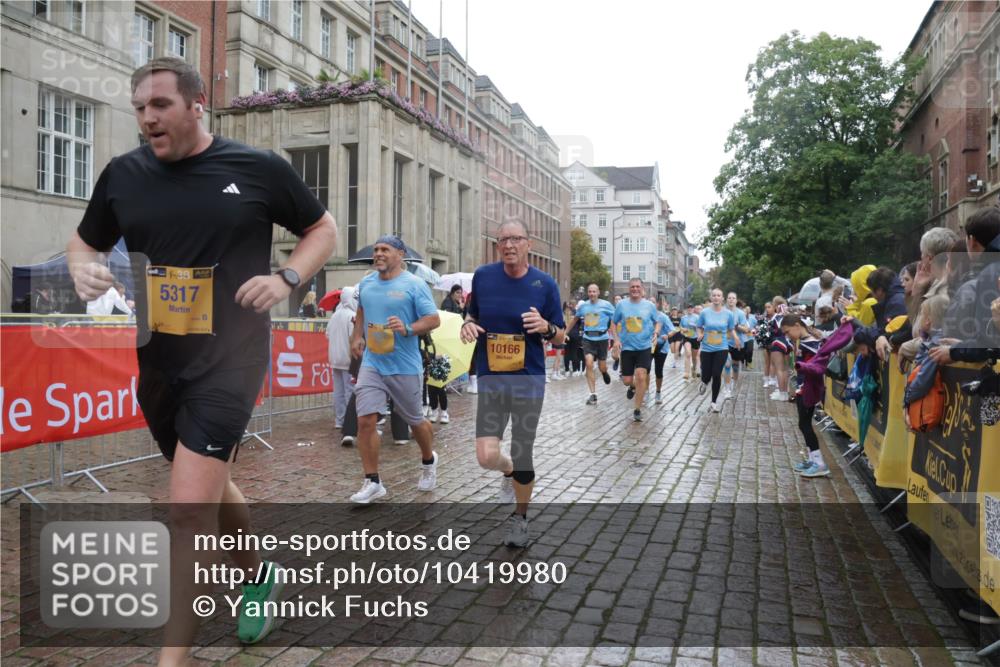 13.09.2026 - Kiel Lauf Yannick Fuchs http://msf.ph/oto/10419980 13.09.2026 10:52:28 Ziel 90, 475, 626, 1471, 1472, 1473, 1526, 1527, 1531, 1658, 1802, 2293, 2442, 2544, 3343, 3582, 3630, 3925, 5126, 5433, 5442, 5723, 6388, 6405, 6493, 7088, 7196, 7603, 7621, 8205, 8316, 8734, 8855, 8908, 9024, 9025, 9711, 10035, 10126, 10320, 10715, 10786, 10887, 11082, 11535, 11555, 11622, 11658, 11661, 11875, 11913, 12289, 12431, 23, 171, 777, 825, 1027, 1364, 1365, 1591, 1811, 1869, 2438, 2484, 2544, 2806, 2991, 3280, 3435, 3529, 3644, 3881, 4008, 4385 meine-sportfotos.de