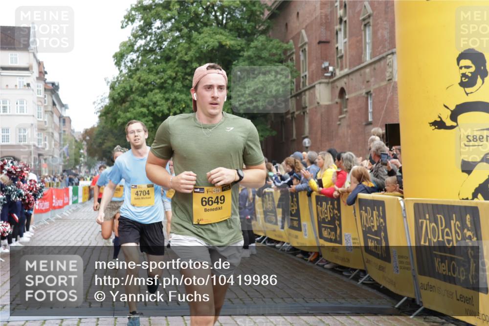 13.09.2026 - Kiel Lauf Yannick Fuchs http://msf.ph/oto/10419986 13.09.2026 09:41:43 Ziel 402, 3143, 3175, 4704, 6649, 6687, 8588, 9224, 9771, 11907, 1671, 1966, 4068, 4315, 9110, 9608, 10299, 10974, 11106, 11645, 11983, 12166, 699, 772, 2910, 3801, 4533, 5107, 6599, 6739, 7238, 8829, 9050, 12175, 1593, 3883, 4137, 9608 meine-sportfotos.de