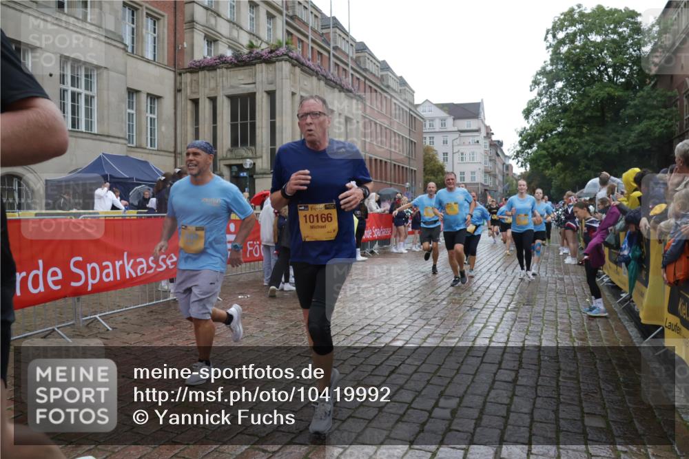 13.09.2026 - Kiel Lauf Yannick Fuchs http://msf.ph/oto/10419992 13.09.2026 10:52:29 Ziel 90, 475, 626, 1471, 1472, 1473, 1526, 1527, 1531, 1658, 1802, 2293, 2442, 3343, 3582, 3630, 3778, 3925, 5126, 5433, 5442, 5723, 6388, 6405, 6493, 7060, 7088, 7196, 7603, 7621, 8100, 8205, 8316, 8734, 8855, 8908, 9024, 9025, 9414, 9711, 10126, 10320, 10715, 10786, 10887, 11082, 11359, 11535, 11555, 11622, 11658, 11661, 11875, 11913, 12289, 12431, 23, 171, 777, 825, 1027, 1364, 1365, 1811, 1869, 2438, 2484, 2544, 2806, 2991, 3280, 3435, 3529, 3630, 3644, 3881, 4008, 4385 meine-sportfotos.de