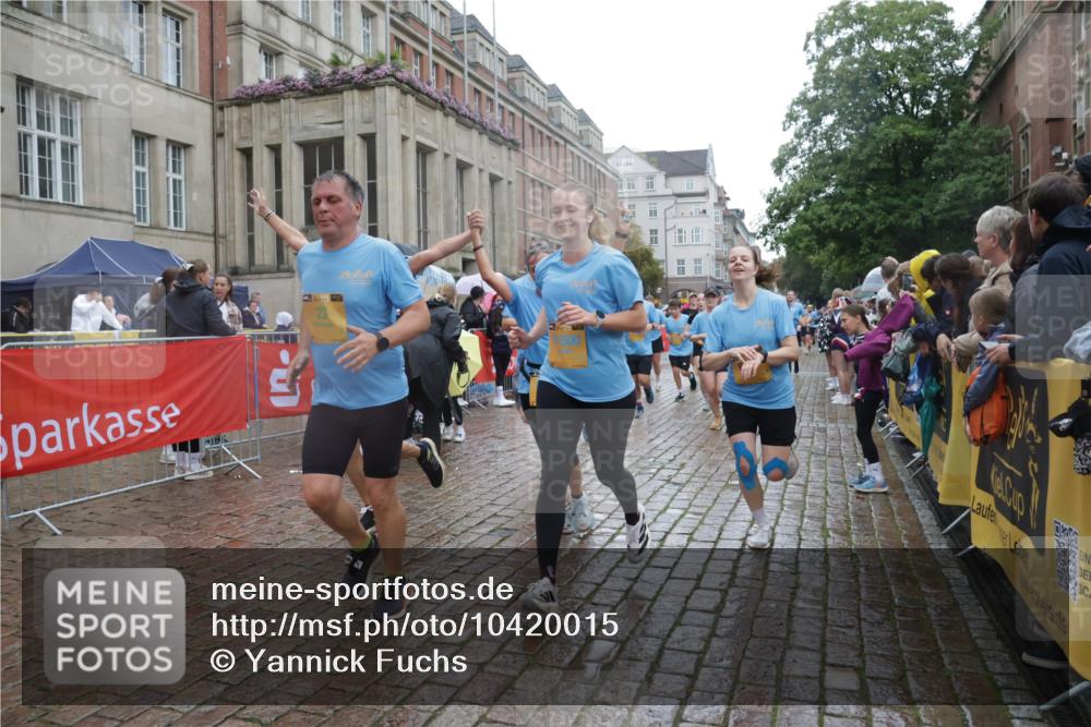 13.09.2026 - Kiel Lauf Yannick Fuchs http://msf.ph/oto/10420015 13.09.2026 10:52:31 Ziel 90, 475, 626, 1471, 1472, 1473, 1526, 1527, 1531, 1658, 1802, 2293, 2442, 3343, 3582, 3778, 3853, 3925, 5433, 5442, 5723, 6388, 6405, 6493, 7060, 7088, 7196, 7603, 7621, 8100, 8205, 8316, 8734, 8855, 8908, 9024, 9025, 9414, 9711, 10320, 10786, 10887, 11082, 11359, 11535, 11555, 11622, 11658, 11661, 11875, 11913, 12289, 12431, 23, 171, 777, 825, 1027, 1364, 1365, 1526, 1527, 1811, 1869, 2438, 2484, 2544, 2806, 2991, 3280, 3435, 3529, 3630, 3644, 3881, 4008, 4385 meine-sportfotos.de