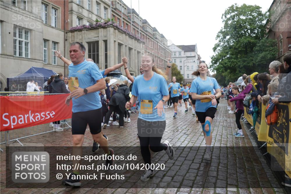 13.09.2026 - Kiel Lauf Yannick Fuchs http://msf.ph/oto/10420020 13.09.2026 10:52:31 Ziel 90, 475, 626, 1471, 1472, 1473, 1526, 1527, 1531, 1658, 1802, 2293, 2442, 3343, 3582, 3778, 3853, 3925, 5433, 5442, 5723, 6388, 6405, 6493, 7060, 7088, 7196, 7603, 7621, 8100, 8205, 8316, 8734, 8855, 8908, 9024, 9025, 9414, 9711, 10320, 10786, 10887, 11082, 11359, 11535, 11555, 11622, 11658, 11661, 11875, 11913, 12289, 12431, 23, 171, 777, 825, 1027, 1364, 1365, 1526, 1527, 1811, 1869, 2438, 2484, 2544, 2806, 2991, 3280, 3435, 3529, 3630, 3644, 3881, 4008, 4385 meine-sportfotos.de