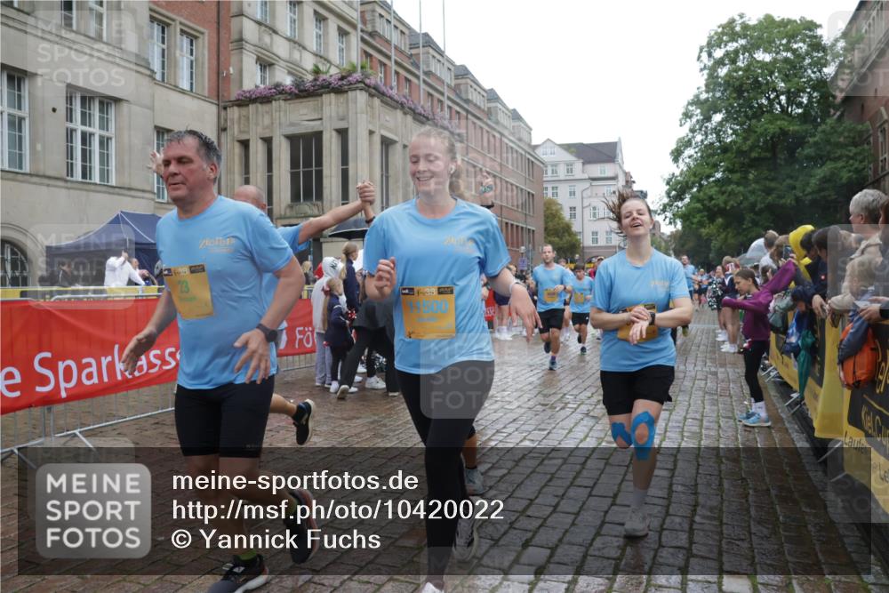 13.09.2026 - Kiel Lauf Yannick Fuchs http://msf.ph/oto/10420022 13.09.2026 10:52:31 Ziel 90, 475, 626, 1471, 1472, 1473, 1526, 1527, 1531, 1658, 1802, 2293, 2442, 3343, 3582, 3778, 3853, 3925, 5433, 5442, 5723, 6388, 6405, 6493, 7060, 7088, 7196, 7603, 7621, 8100, 8205, 8316, 8734, 8855, 8908, 9024, 9025, 9414, 9711, 10320, 10786, 10887, 11082, 11359, 11535, 11555, 11622, 11658, 11661, 11875, 11913, 12289, 12431, 23, 171, 777, 825, 1027, 1364, 1365, 1526, 1527, 1811, 1869, 2438, 2484, 2544, 2806, 2991, 3280, 3435, 3529, 3630, 3644, 3881, 4008, 4385 meine-sportfotos.de