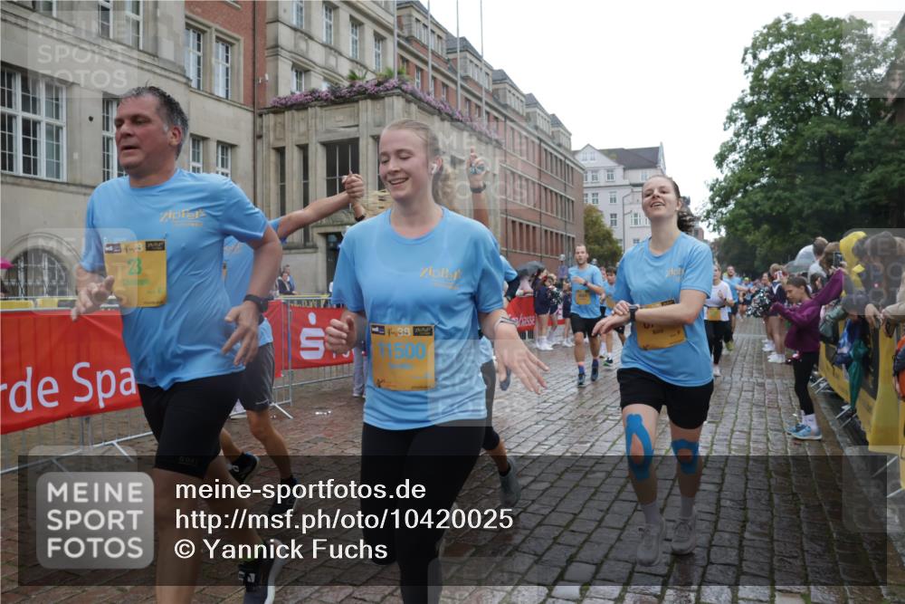 13.09.2026 - Kiel Lauf Yannick Fuchs http://msf.ph/oto/10420025 13.09.2026 10:52:31 Ziel 90, 475, 626, 1471, 1472, 1473, 1526, 1527, 1531, 1658, 1802, 2293, 2442, 3343, 3582, 3778, 3853, 3925, 5433, 5442, 5723, 6388, 6405, 6493, 7060, 7088, 7196, 7603, 7621, 8100, 8205, 8316, 8734, 8855, 8908, 9024, 9025, 9414, 9711, 10320, 10786, 10887, 11082, 11359, 11535, 11555, 11622, 11658, 11661, 11875, 11913, 12289, 12431, 23, 171, 777, 825, 1027, 1364, 1365, 1526, 1527, 1811, 1869, 2438, 2484, 2544, 2806, 2991, 3280, 3435, 3529, 3630, 3644, 3881, 4008, 4385 meine-sportfotos.de