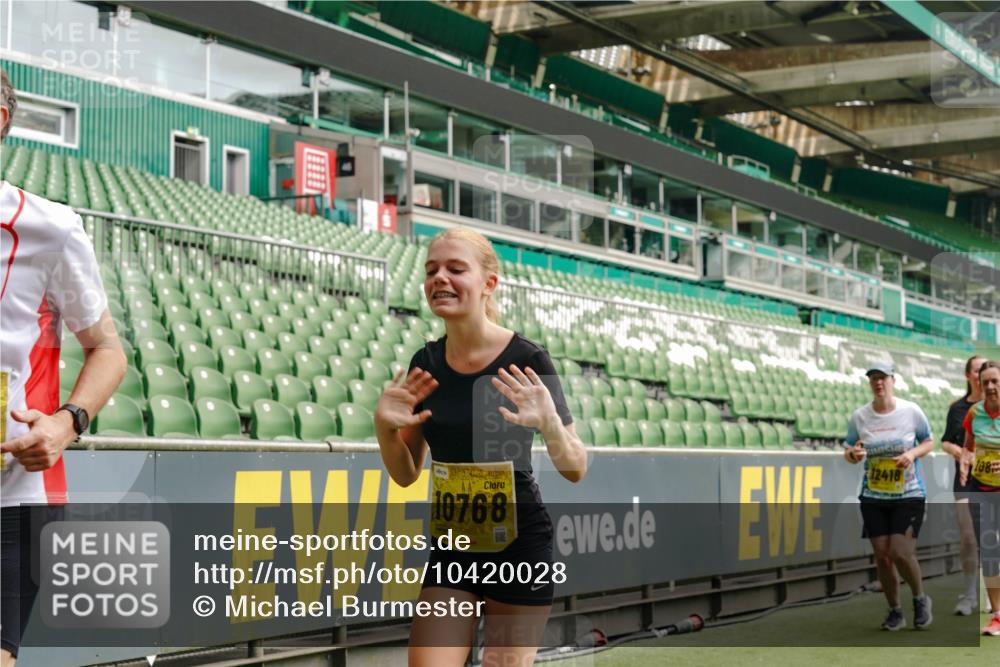 13.09.2026 - 21. swb-Marathon Bremen Michael Burmester http://msf.ph/oto/10420028 13.09.2026 10:43:57 Laufen im Stadion 10002, 10004, 10005, 10176, 10191, 10192, 10271, 10295, 10303, 10325, 10335, 10361, 10362, 10402, 10459, 10474, 10491, 10513, 10557, 10572, 10605, 10606, 10629, 10752, 10756, 10773, 10779, 10784, 10805, 10880, 10882, 10899, 10900, 10997, 10999, 11041, 11173, 11217, 11233, 11264, 11274, 11307, 11333, 11337, 11355, 11385, 11408, 11448, 11456, 11461, 11482, 11629, 11943, 12311, 12334 meine-sportfotos.de