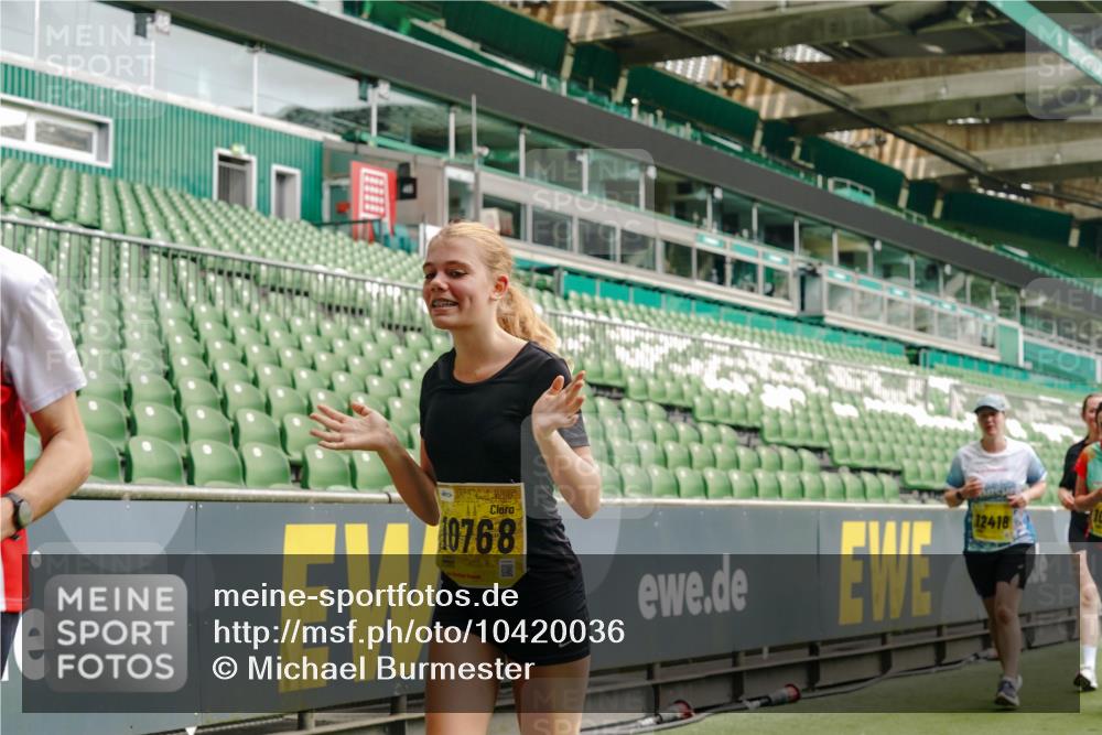 13.09.2026 - 21. swb-Marathon Bremen Michael Burmester http://msf.ph/oto/10420036 13.09.2026 10:43:57 Laufen im Stadion 10002, 10004, 10005, 10176, 10191, 10192, 10271, 10295, 10303, 10325, 10335, 10361, 10362, 10402, 10459, 10474, 10491, 10513, 10557, 10572, 10605, 10606, 10629, 10752, 10756, 10773, 10779, 10784, 10805, 10880, 10882, 10899, 10900, 10997, 10999, 11041, 11173, 11217, 11233, 11264, 11274, 11307, 11333, 11337, 11355, 11385, 11408, 11448, 11456, 11461, 11482, 11629, 11943, 12311, 12334 meine-sportfotos.de