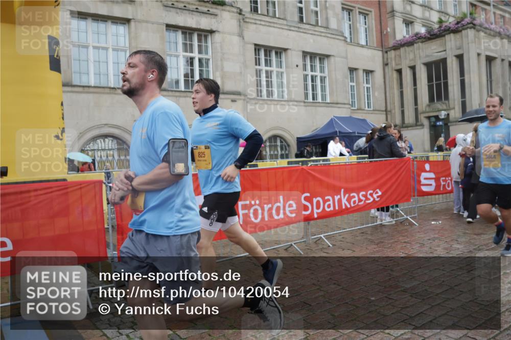 13.09.2026 - Kiel Lauf Yannick Fuchs http://msf.ph/oto/10420054 13.09.2026 10:52:32 Ziel 90, 475, 626, 1471, 1472, 1473, 1474, 1531, 1658, 1802, 2293, 2442, 3343, 3582, 3778, 3853, 3925, 5433, 5442, 5723, 6388, 6405, 7060, 7088, 7196, 7603, 7621, 8100, 8205, 8316, 8734, 8908, 9024, 9025, 9414, 9711, 9886, 10320, 10786, 11082, 11359, 11535, 11555, 11622, 11658, 11661, 11875, 11913, 12289, 23, 171, 777, 825, 1027, 1364, 1365, 1526, 1527, 1658, 1802, 1811, 1869, 2438, 2484, 2544, 2806, 2991, 3280, 3435, 3529, 3630, 3644, 3881, 4008, 4385, 154, 1083, 3059 meine-sportfotos.de