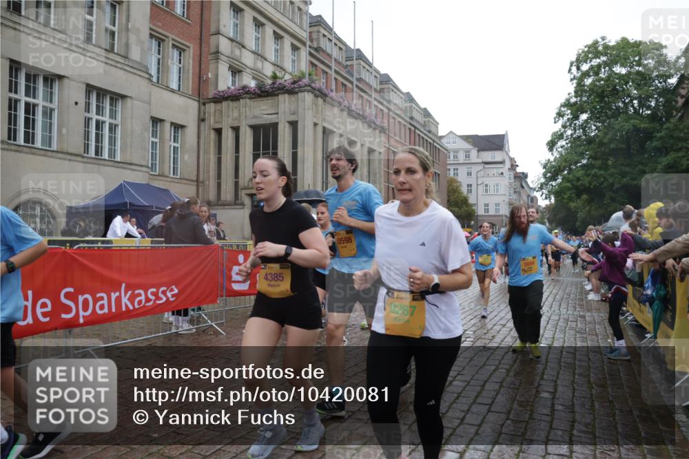 13.09.2026 - Kiel Lauf Yannick Fuchs http://msf.ph/oto/10420081 13.09.2026 10:52:34 Ziel 90, 172, 475, 626, 1471, 1472, 1473, 1474, 1531, 1837, 2293, 2442, 2735, 3054, 3582, 3778, 3853, 3925, 4485, 5433, 5723, 6388, 6405, 7060, 7088, 7196, 7603, 7621, 8100, 8205, 8316, 8615, 8734, 9024, 9025, 9414, 9711, 9886, 10786, 11082, 11359, 11535, 11555, 11622, 11658, 11661, 11913, 171, 777, 1027, 1364, 1365, 1526, 1527, 1658, 1802, 1811, 1869, 2438, 2484, 2544, 2806, 2991, 3280, 3343, 3435, 3529, 3630, 3644, 3881, 4008, 4385, 154, 1083, 1426, 1550, 3059, 3431, 5329 meine-sportfotos.de