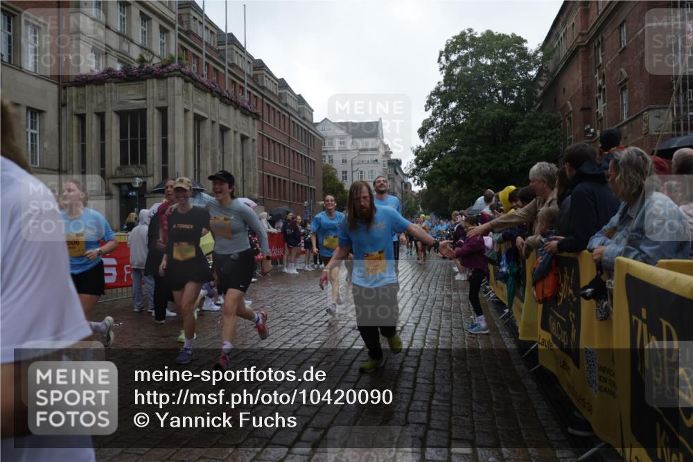 13.09.2026 - Kiel Lauf Yannick Fuchs http://msf.ph/oto/10420090 13.09.2026 10:52:35 Ziel 90, 172, 475, 626, 1471, 1472, 1473, 1474, 1531, 1837, 2293, 2442, 2735, 3054, 3582, 3778, 3853, 3925, 4485, 5433, 5723, 6388, 6405, 7060, 7088, 7154, 7196, 7603, 7621, 8100, 8205, 8316, 8615, 8734, 9024, 9025, 9414, 9711, 9886, 10786, 11082, 11359, 11555, 11622, 11658, 11661, 11913, 171, 475, 777, 1027, 1364, 1365, 1526, 1527, 1658, 1802, 1811, 1869, 2438, 2484, 2544, 2806, 2991, 3280, 3343, 3435, 3529, 3630, 3881, 4008, 4385, 154, 1083, 1426, 1550, 3059, 3431, 5329, 5710 meine-sportfotos.de