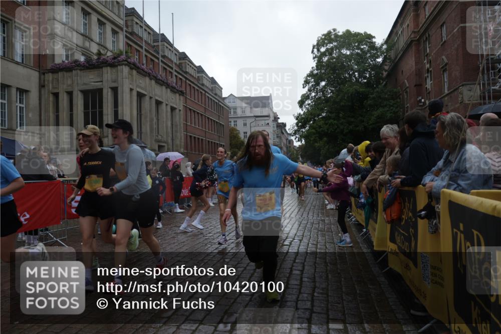 13.09.2026 - Kiel Lauf Yannick Fuchs http://msf.ph/oto/10420100 13.09.2026 10:52:35 Ziel 90, 172, 475, 626, 1471, 1472, 1473, 1474, 1531, 1837, 2293, 2442, 2735, 3054, 3582, 3778, 3853, 3925, 4485, 5433, 5723, 6388, 6405, 7060, 7088, 7154, 7196, 7603, 7621, 8100, 8205, 8316, 8615, 8734, 9024, 9025, 9414, 9711, 9886, 10786, 11082, 11359, 11555, 11622, 11658, 11661, 11913, 171, 475, 777, 1027, 1364, 1365, 1526, 1527, 1658, 1802, 1811, 1869, 2438, 2484, 2544, 2806, 2991, 3280, 3343, 3435, 3529, 3630, 3881, 4008, 4385, 154, 1083, 1426, 1550, 3059, 3431, 5329, 5710 meine-sportfotos.de