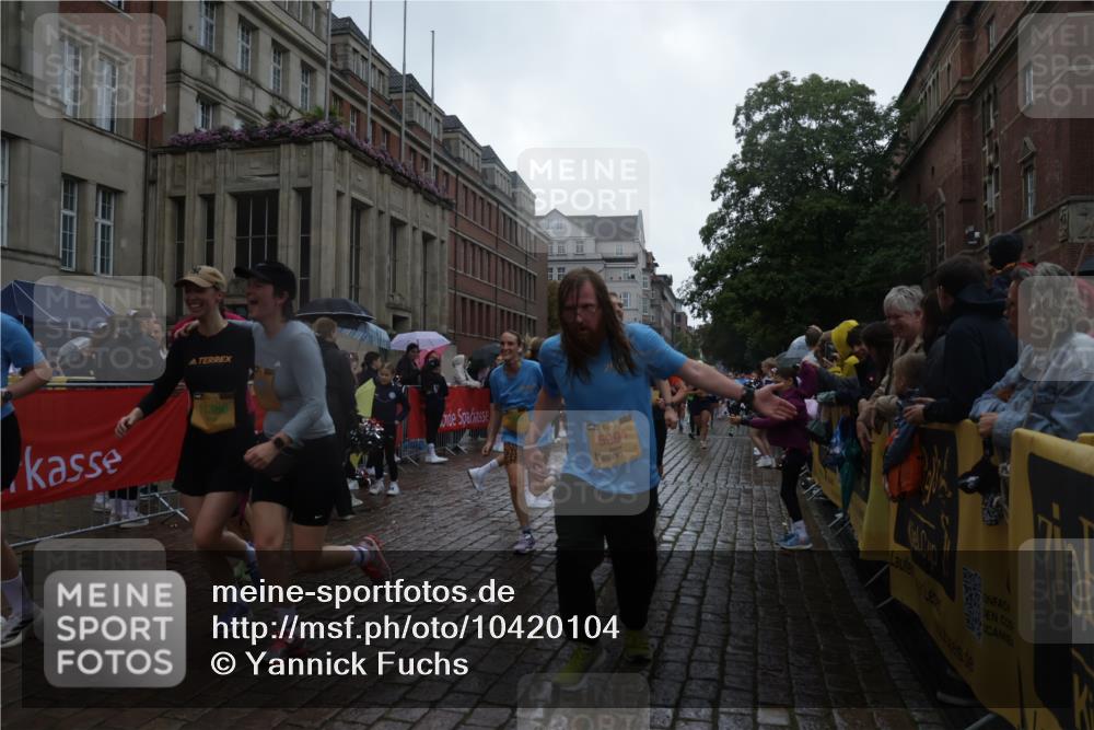 13.09.2026 - Kiel Lauf Yannick Fuchs http://msf.ph/oto/10420104 13.09.2026 10:52:35 Ziel 90, 172, 475, 626, 1471, 1472, 1473, 1474, 1531, 1837, 2293, 2442, 2735, 3054, 3582, 3778, 3853, 3925, 4485, 5433, 5723, 6388, 6405, 7060, 7088, 7154, 7196, 7603, 7621, 8100, 8205, 8316, 8615, 8734, 9024, 9025, 9414, 9711, 9886, 10786, 11082, 11359, 11555, 11622, 11658, 11661, 11913, 171, 475, 777, 1027, 1364, 1365, 1526, 1527, 1658, 1802, 1811, 1869, 2438, 2484, 2544, 2806, 2991, 3280, 3343, 3435, 3529, 3630, 3881, 4008, 4385, 154, 1083, 1426, 1550, 3059, 3431, 5329, 5710 meine-sportfotos.de