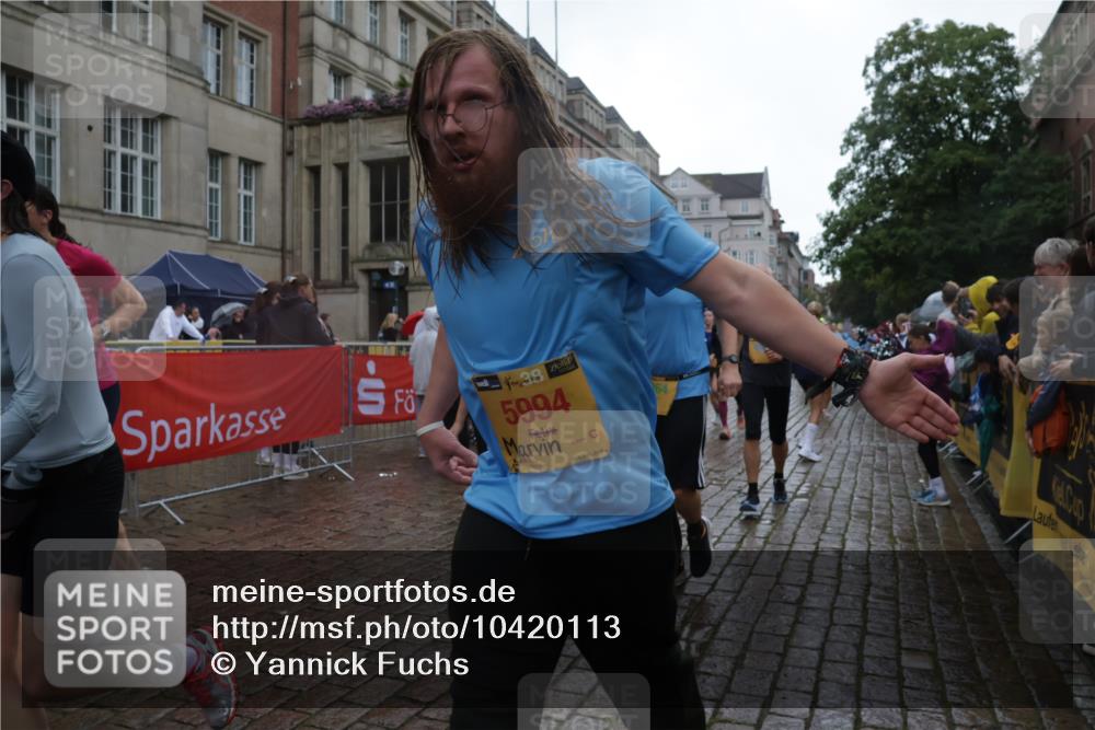 13.09.2026 - Kiel Lauf Yannick Fuchs http://msf.ph/oto/10420113 13.09.2026 10:52:36 Ziel 90, 172, 626, 1471, 1472, 1473, 1474, 1531, 1837, 2293, 2442, 2735, 3054, 3582, 3778, 3853, 3925, 4485, 5433, 5723, 6388, 6405, 7060, 7088, 7154, 7196, 7603, 7621, 8100, 8205, 8316, 8615, 8734, 9024, 9025, 9414, 9711, 9886, 10786, 11359, 11459, 11555, 11622, 11658, 11661, 11913, 475, 777, 1027, 1364, 1365, 1526, 1527, 1658, 1802, 1811, 1869, 2438, 2484, 2544, 2806, 2991, 3280, 3343, 3435, 3529, 3630, 3881, 4008, 154, 1083, 1426, 1486, 1550, 3059, 3431, 5329, 5710 meine-sportfotos.de