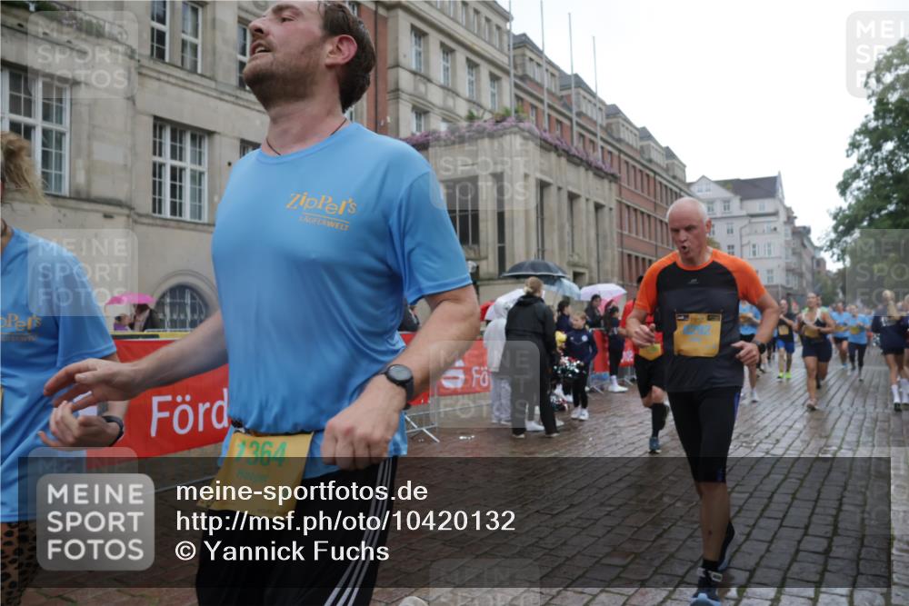 13.09.2026 - Kiel Lauf Yannick Fuchs http://msf.ph/oto/10420132 13.09.2026 10:52:37 Ziel 90, 172, 626, 1471, 1472, 1473, 1474, 1531, 1837, 2089, 2293, 2442, 2735, 3054, 3582, 3778, 3853, 3925, 4485, 5433, 5723, 6388, 6405, 7060, 7088, 7154, 7196, 7603, 7621, 8100, 8205, 8316, 8615, 8734, 9025, 9414, 9711, 9886, 10786, 11359, 11459, 11555, 11622, 11913, 475, 777, 1027, 1364, 1365, 1471, 1472, 1526, 1527, 1658, 1802, 1811, 1869, 2438, 2484, 2544, 2991, 3280, 3343, 3435, 3529, 3582, 3630, 3881, 4008, 154, 1083, 1426, 1486, 1550, 3059, 3431, 5329, 5710 meine-sportfotos.de